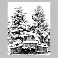 094-0126 Das Schirrauer Denkmals neben der Kirche in den dreissiger Jahren im Winterkleid.JPG